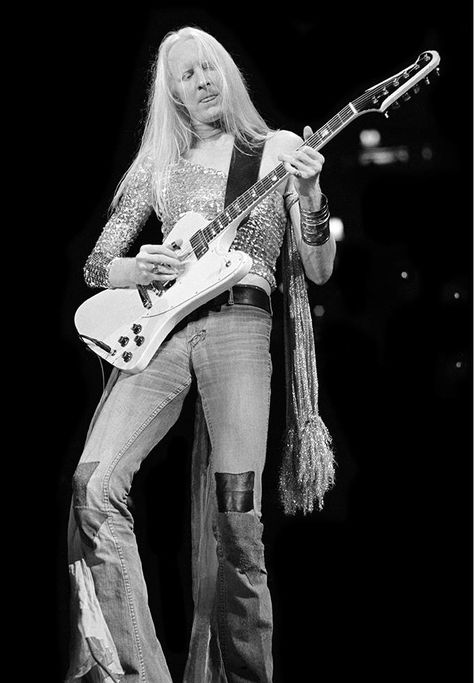 Johnny Winter at Madison Square Garden, 1973.  Bill Green. Johnny Winter, Acid Rock, Classic Blues, Rock Guitarist, Blues Musicians, Best Guitarist, Heavy Rock, Blues Artists, Live Rock