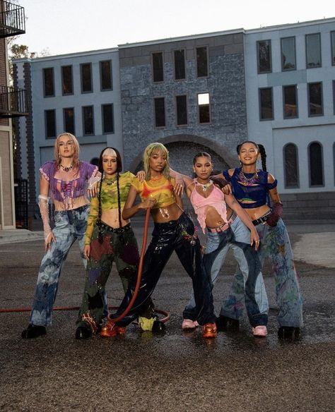 90s Dance Fashion, 90s Pop Stars, Friends Group Photo, 90s Dance, Group Poses, Y2k Era, Senior Poses, Dance Fashion, Black Culture