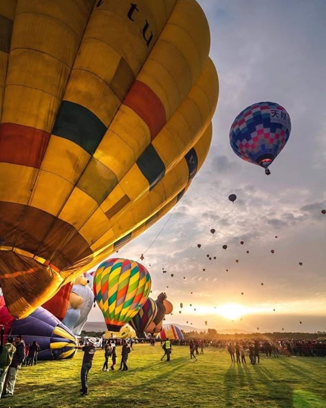 Festival Internacional del globo, León, Guanajuato. 🇲🇽  📸 @isaac_jero: Hot Air Balloon Photography, Air Balloon Photography, Balloon Photography, Hot Air Balloons Photography, New Mexico Santa Fe, Love Fest, Vision Board Images, Hot Air Balloon Rides, Air Balloon Rides