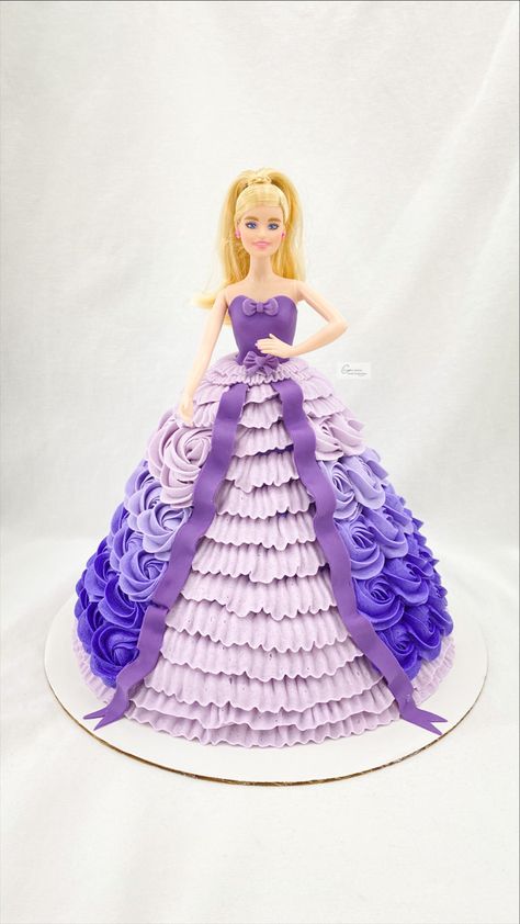 Watch and listen to my video tutorial detailing how to create Barbie princess doll dress cakes. These are so much fun to customize! #cake #barbie #barbiecakes #dollcake #cakeideas #cakedecoratingtips #baking #princess #birthdaycakeideas Doll Dress Cake, Princess Dress Cake, Purple Barbie, Barbie Dress Cake, Doll Cake Designs, Princess Doll Cake, Bolo Rapunzel, Barbie Doll Birthday Cake, Barbie Doll Cake