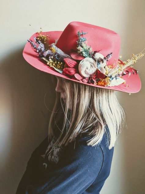 Western Derby Hats, Floral Cowboy Hat, Cowboy Hat Floral Arrangement, Cowgirl Hat With Flowers, Diy Kentucky Derby Hat Ideas, Decorate Cowboy Hat, Cowboy Hat With Flowers, Western Pinup, Diy Kentucky Derby Hat