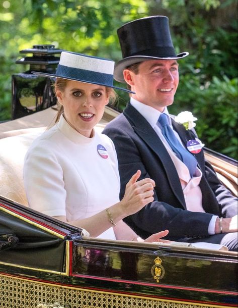 6-15-22 Lady Sarah Chatto, Royal Family Portrait, White Frock, Charlotte Hawkins, Hawes And Curtis, Reine Elizabeth Ii, Prince Charles And Camilla, Sarah Ferguson, Princess Beatrice