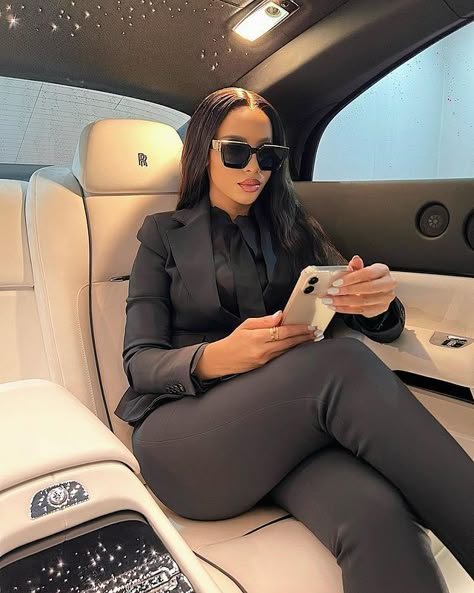 Boss Lady Outfit, Woman Successful, Lady Outfit, Corporate Baddie, Business Woman Successful, Estilo Indie, Luxury Lifestyle Women, Career Vision Board, Vision Board Photos