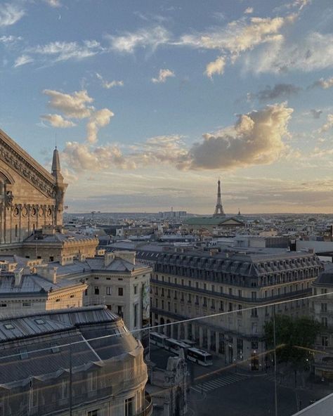 Hamdi🕊 on Instagram: “💬” Wallpaper View, Paris Dream, Paris Vibes, Parisian Life, Paris Aesthetic, The Eiffel Tower, City Aesthetic, Pretty Places, Travel Inspo