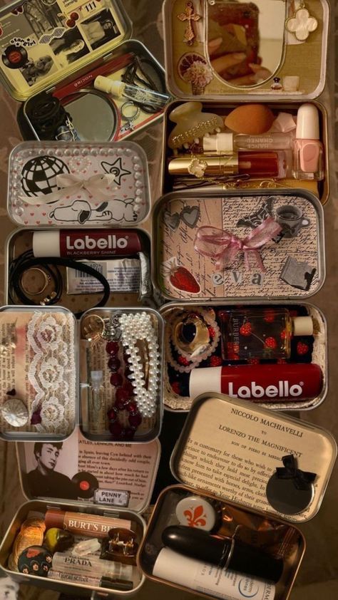 Tin Wallet, Mint Tin Crafts, Wallet Ideas, Tin Crafts, Altoids Tin, Altoid Tin, Altoids Tins, Mint Tins, Inside My Bag