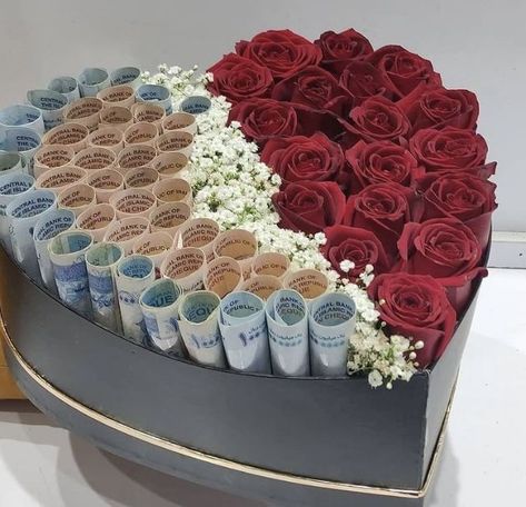 Aesthetic Homecoming, Money Cake, Money Flowers, Money Bouquet, Bridal Gift Wrapping Ideas, Creative Money Gifts, Wedding Crafts Diy, Hoco Proposals Ideas, School Survival