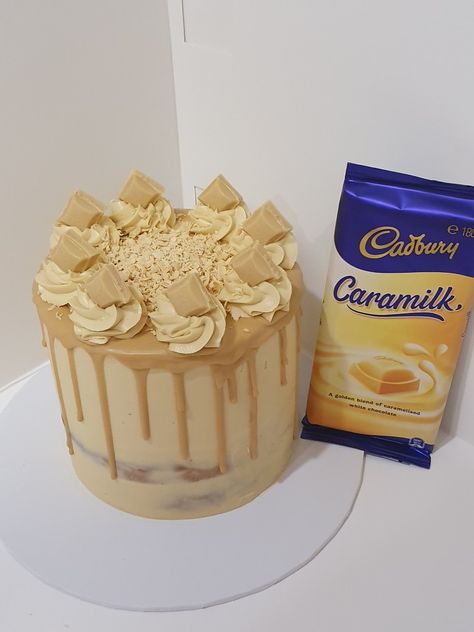 Cadbury caramilk cake Caramilk Cake, Carmel Cake, Banana Pudding Cake, Cookie Cake Pie, 21st Cake, Cake Hacks, Banana Cake Recipe, 40th Birthday Cakes, Vanilla Sponge