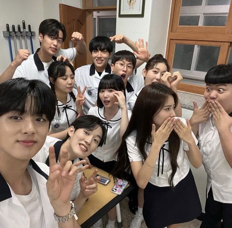 Korean Class Picture, Korean School Life, Kdrama Webtoon, Seasons Of Blossom, Middle School Life, School Dr, Korean School, Korean Friends, Korean Student