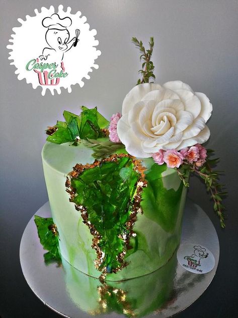 Geode Cake With Flowers, Green Geode Cake, Faultline Cake, Flower Cookies Bouquet, Geode Cakes, Apple Cake Pops, Nature Cake, Geode Cake Wedding, Interesting Cakes