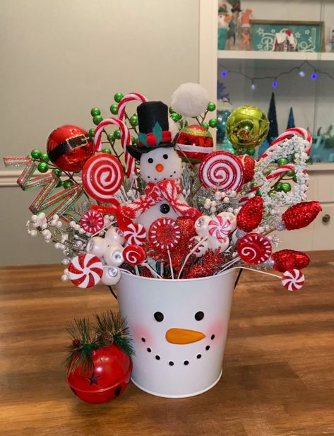 Christmas Centerpieces Diy Kids, Kids Christmas Centerpieces, Christmas Party Centerpiece, Snowman Table Decorations, Snowman Centerpiece Ideas, Snowman Centerpieces, January Decorating Ideas, Volunteer Christmas, Scotland Holiday