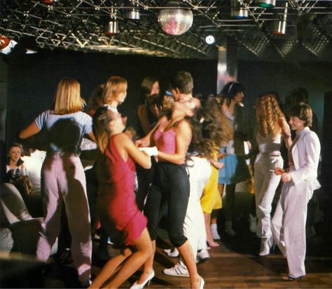 vintage everyday: Pictures of High School Awkward Dances from the 1970s 1970s High School, 1960s School, Everyday Pictures, High School Memories, Martial Arts Instructor, High School Dance, Dance Dreams, School Prom, Dance Parties