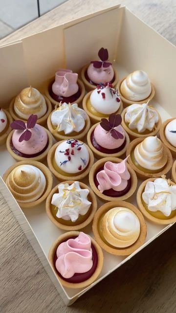 Mini Tarts Aesthetic, Aesthetic Mini Desserts, Pastries For Wedding, Mini Tart Decoration, Cute Tarts, Mini Tart Ideas, Tarte Ideas, Cute Mini Desserts, Mini Tart Recipes Desserts