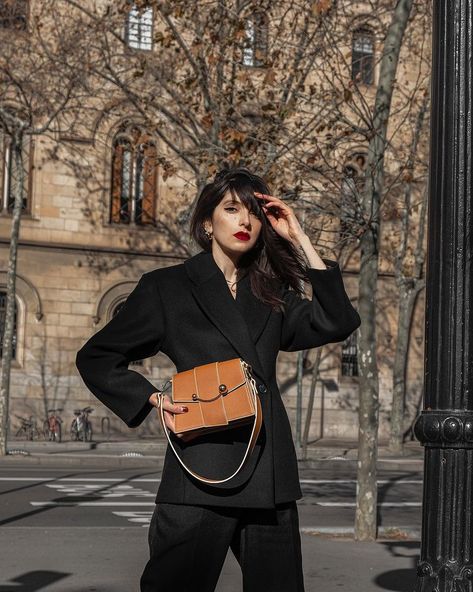 Strathberry Box Crescent, Strathberry Bag Outfit, Strathberry Crescent, Strathberry Bag, Bag Outfit, All Black Outfit, Parisian Chic, Minimal Fashion, Cloth Bags