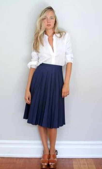 navy full skirt, white cotton blouse Weekend Mode, Mode Tips, Estilo Preppy, Skirt Outfit, Beautiful Skirts, Inspired Outfits, Pleated Midi Skirt, Fashion Mode, Work Attire