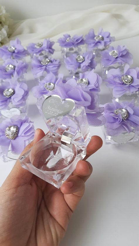 Wedding Favors Candy, Sweet 16 Candy, Candy Box Gift, Sweet 15 Party Ideas, Floating Candle Centerpieces, Purple Wedding Theme, Candy Wedding Favors, Quinceanera Themes, Box Gifts