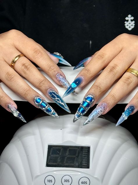 Cybercore Nails Blue, Blue And Silver Chrome Nails, Y2k Stiletto Nails, Blue Goth Nails, Y2k Blue Nails, Stiletto Nails Chrome, Nail Inspiration Blue, Blue Nails Chrome, Goth Nails Acrylic