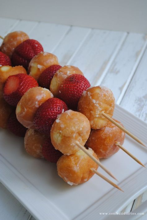 donut kabobs - great idea for brunch/kegs & eggs parties.   I've never heard of a kegs and eggs party but I like the sound of it!! Donut Kabobs, Breakfast And Brunch, Breakfast Party, Birthday Brunch, Christmas Brunch, Brunch Party, Easter Brunch, Breakfast Buffet, Brunch Outfit