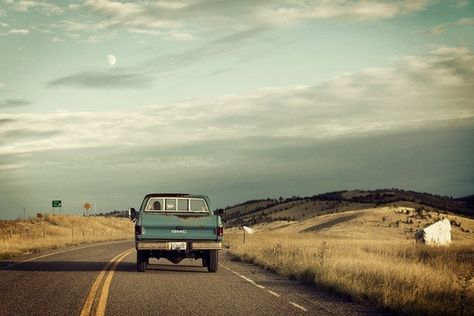 Old truck nd an endless empty highway Truck Aesthetic, Country Backgrounds, Taylor Swift Debut, Country Aesthetic, Pick Up Truck, Back Road, On The Road Again, Big Sky, Country Boys