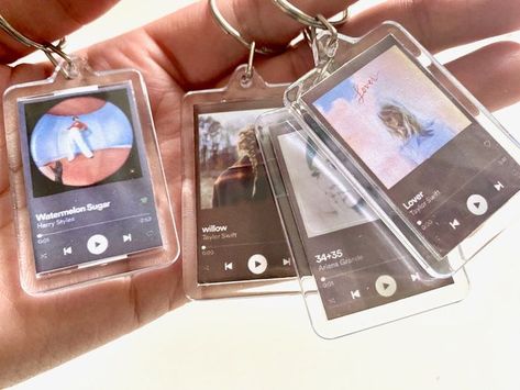 Playlist Keychain, Spotify Keychain, Diy Anniversary, Cute Couple Gifts, Lip Gloss Colors, Photo Keychain, Song Artists, Japanese Sweets, Craft Tutorial