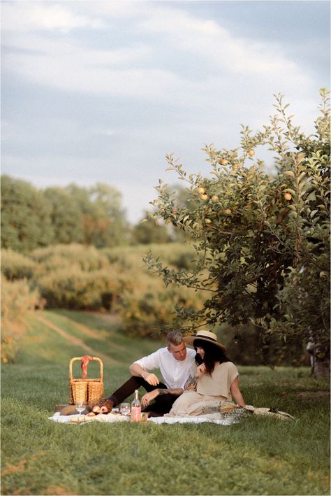 Picnic Engagement Photos, Prenup Photos Ideas, Picnic Photo Shoot, Picnic Photography, Picnic Engagement, Outdoor Date, Picnic Theme, Vintage Parisian, Picnic Inspiration