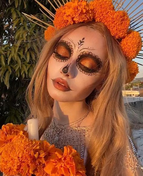 5 peinados con diademas de catrinas para el Día de Muertos | Glamour Katrina Makeup La Catrina, Orange Catrina Makeup, Antifaz Aesthetic, Sugar Skull Makeup Easy Simple, Dia De Muertos Costume Ideas, Hispanic Costume Ideas, Day Of The Dead Photoshoot, Halloween Skull Makeup Easy, Day Of The Dead Halloween Costume