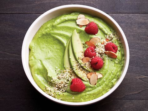 A lush breakfast packed with nutrients. This avocado smoothie bowl is whirled up with spinach, yogurt, honey and hemp seeds for a powerful start to the day. Breakie Ideas, Plant Based Protein Recipes, Avocado Smoothie Bowl, Apricot Smoothie, Banana Apple Smoothie, Avocado Dessert, Beet Smoothie, Pineapple Smoothie, Avocado Smoothie