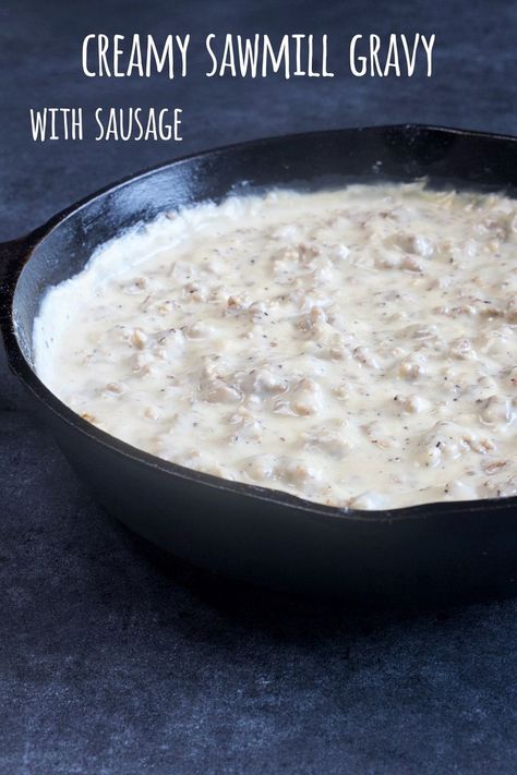 A black iron skillet with sawmill gravy with sausage. Sawmill Gravy Recipe, Gravy Homemade, Sawmill Gravy, Best Biscuits And Gravy, My Country Table, Milk Gravy, Biscuits Gravy, Country Gravy, Breakfast Recipies