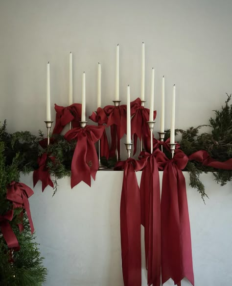 Candle Christmas Decorations, Red Bows Christmas Decor, Christmas Tree With Flowers And Ribbon, Red Bow On Christmas Tree, Christmas Decor Ideas With Candles, Christmas Decor Ideas Luxury, New Year’s Day Decor, Simple Elegant Christmas Table Decor, Christmas Luxury Decor