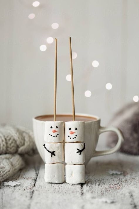 Marshmallow Snowmen, Marshmallow Snowman, Hot Chocolate Marshmallows, Hot Chocolate Bar, Christmas Hot Chocolate, Hot Chocolate Bars, Xmas Food, Hot Chocolate Recipes, Christmas Snacks