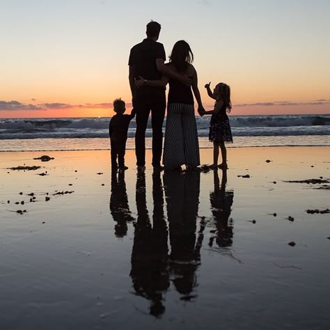 I do love a good sunset silhouette at the beach. Perfect idea for a family photo session for four. Family portraits ideas for a san diego vacation Family Photos Silhouette, Perfect Family Picture, Family Vacation Photography, Beach Silhouette Photography, Happy Family Of Four, Family Of Four Silhouette, Family Sunrise Beach Pictures, Family Vacation Picture Ideas, Family Photo At Beach