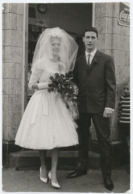 Huwelijk 1963 60s Wedding Photos, 1960s Wedding Photos, Wedding Couple Dress, Vintage Marriage, 60s Wedding, Vintage Bridal Fashion, Bridal Gowns Vintage, Vintage Brides, Vintage Wedding Photos