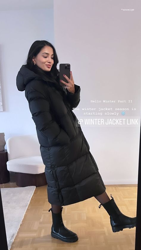 Black Long Puffer Jacket Outfit, Snowy Weather Outfits, Long Puffer Outfit, Long Puffer Jacket Outfit, Samira Safi, All Black Winter Outfit, Long Black Puffer Coat, Puffer Outfit, Long Coat Outfit