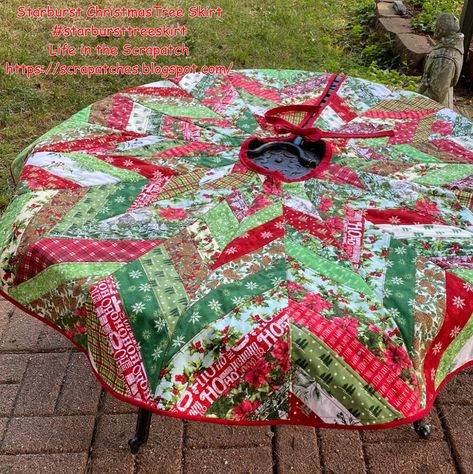 Life in the Scrapatch: My Starburst Christmas in July Tree Skirt Quilted Christmas Tree Skirts, Quilt Christmas Tree, Sewing For Christmas, Quilted Christmas Tree, Traditional Wedding Gifts, Xmas Color, Skirts Patterns, Christmas Tree Skirts Patterns, Tree Skirt Pattern