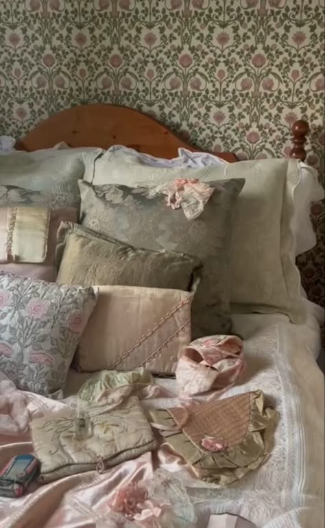 Emma Ross Bedroom, Jane Austin Bedroom, Jane Austen Room Aesthetic, Jane Austen Bedroom Aesthetic, Jane Austen Bedroom, Ingenue Ethereal, Classical Bedroom, Grandma House, Grandma Aesthetic