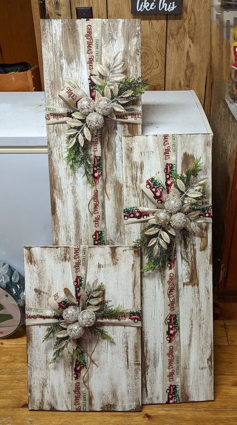 Diy Christmas Art, Wood Christmas Decorations, Christmas Crafts Diy Projects, Wooden Christmas Decorations, Christmas Crafts To Make, Country Christmas Decorations, Christmas Arrangements, Christmas Wood Crafts, Holiday Crafts Christmas