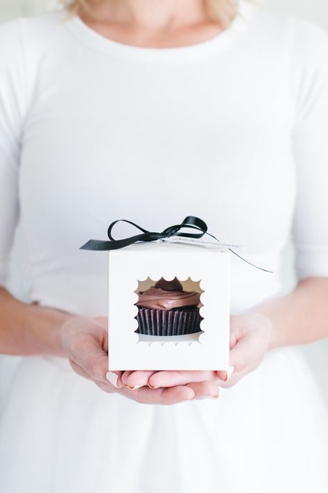 Cupcake Wedding Favors, Goodnight Kisses, Cake Boxes Packaging, Cupcake Packaging, Cupcake Wedding, Personalised Cupcakes, Baking Packaging, Lava Rock Bracelet, Dessert Packaging