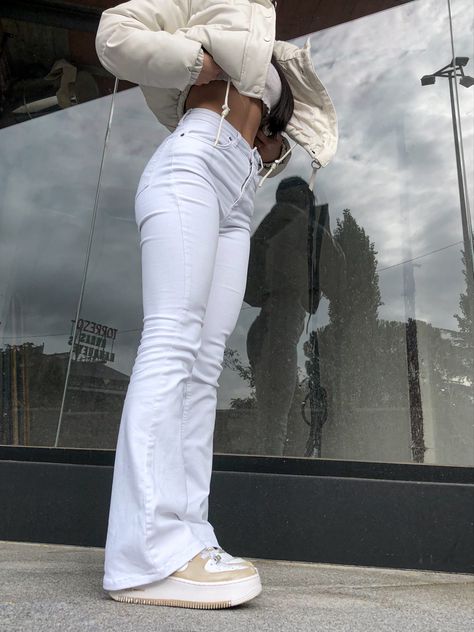 White Flared Jeans Outfit Winter, Low Rise White Flare Jeans Outfit, White Bootcut Jeans Outfit Summer, White Flare Jeans Outfit Aesthetic, White Jeans Flare Outfit, White Flares Outfit, White Bootcut Jeans Outfit, Bootcut Jeans Outfit Summer, White Ripped Jeans Outfit