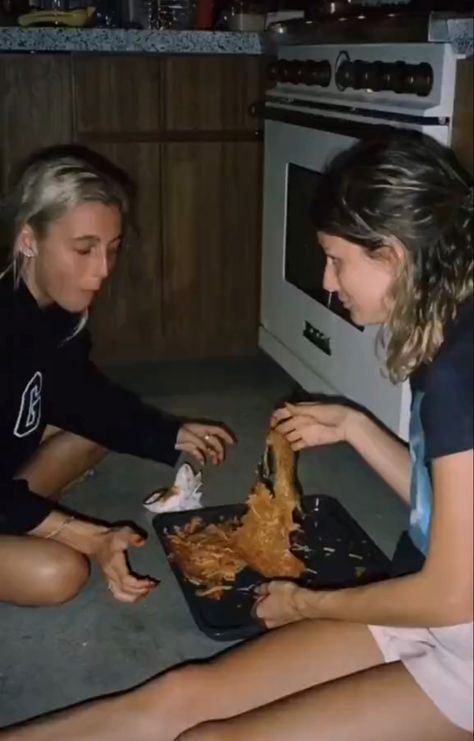 emma chamberlain olivia rouyre floor friends eating Olivia Rouyre, Emma Chamberlain Outfits, Friends Eating, Forehead Kisses, Love U Forever, Emma Chamberlain, Bff Goals, Minimal Aesthetic, Gal Pal