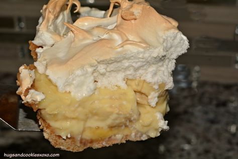 banana meringue cream pie slice Banana Cream Pie Meringue, Banana Cream Pie With Meringue, Banana Meringue Pie, Merangue Pie, Banana Pie Recipe, Nutella Pie, Lemon Tarts, Banana Cream Pie Recipe, Banana Pie