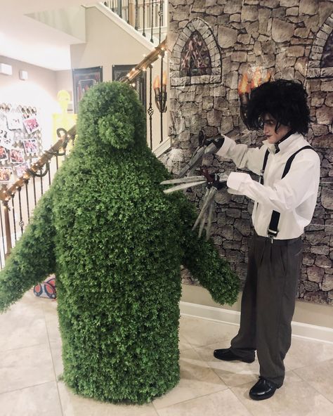 Edward Scissorhands and Bush Edward Scissorhands Costume, Scarecrow Contest, Dino Costume, Most Creative Halloween Costumes, Halloween Costumes 2022, No Hands, Round Of Applause, Spooky Style, Cast A Spell