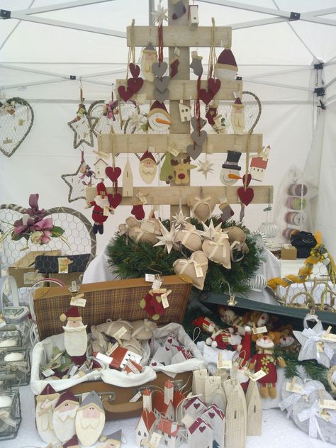 Market stall. Roses - Shabby Chic  Paper Mache https://www.facebook.com/RosesVirginiaAndrea Craft Stall Ideas, Market Stall Ideas, Craft Stall Display Ideas, Craft Fair Display Table, Christmas Stall Ideas, Christmas Shop Displays, Toronto Christmas, Craft Stall Display, Craft Booth Design