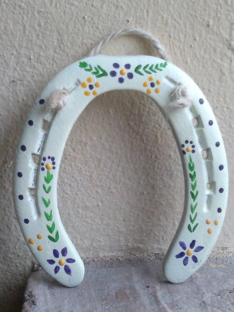 Easy Horse Crafts, Horse Diy Crafts, Horseshoe Crafts Diy, Scrabble Crafts, Beaded Horseshoe, Horseshoe Crafts Projects, Horseshoe Projects, Horseshoe Decor, Horseshoe Crafts