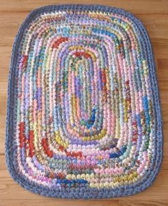 Oblong Rug, Easy Crochet Rug Patterns, Easy Crochet Rug, Crochet Rug Patterns Free, Rag Rug Diy, Rag Rug Tutorial, Braided Rug Diy, Braided Rag Rugs, Crochet Rag Rug