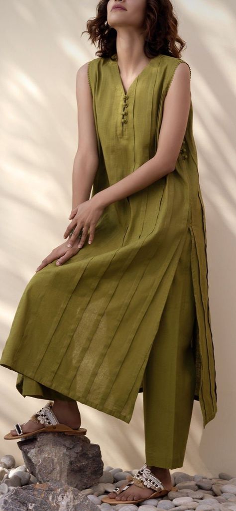 Jute Kurta Designs Women, Outfit For Marriage Function, A Line Kurta Designs Latest, Kurta Tops Designs For Women, Khadi Kurta Designs Women, Synthetic Kurti Designs, Simple Cotton Suit, Khadi Kurta Designs, Kurta Stitching Ideas