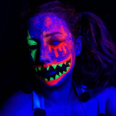 Black Light Makeup Ideas Glow, Neon Clown Makeup Halloween, Glow In The Dark Clown Makeup, Uv Clown Makeup, Glow In The Dark Halloween Makeup, Haunted Character, Neon Clown Makeup, Clown Photography, Clown Face Makeup