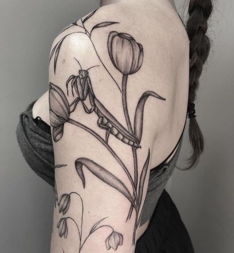 Flower With Bugs Tattoo, Bugs Tattoo, England Tattoo, Yin Yang Koi, Bug Tattoo, Vine Tattoos, Tattoos Art, Tattoo Sleeve, Art Flowers