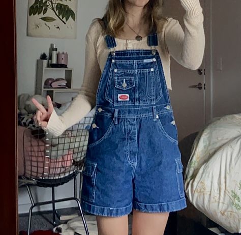 Short Overalls Outfit 90s, Short Overalls Outfit Fall, Minion Outfit Ideas, Outfits With Jorts Women, Dungaree Shorts Outfit, Dungarees Outfit Aesthetic, Overalls Outfit Fall, Short Overalls Outfit, Overalls Aesthetic