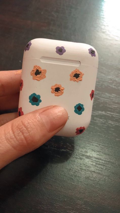 Airpods Art Drawing, Diy Airpods Case Paint, Air Pod Cases Diy, Air Pod Case Painting, Air Pod Case Painting Diy, Airpods Case Painting, Painted Airpods Case Ideas, Diy Painting Flowers, Headphones Ideas