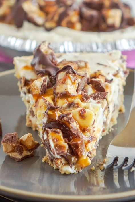 This amazing Snickers pie is a no bake dessert that's great for Thanksgiving and Christmas! Best Party Foods, Candy Filling, Snickers Dessert, Snickers Pie, Layered Pumpkin Dessert, Yummy Pie Recipes, No Bake Pumpkin Pie, Party Plan, Caramel Topping