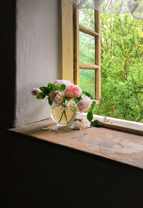 Flowers in Vase on Windowsill in House · Free Stock Photo Bouquet Champetre, Vase Of Flowers, Rustic Bouquet, House In Nature, Wildflower Bouquet, Spring Vibes, Fruit And Veg, Vintage Vases, Bride Bouquets